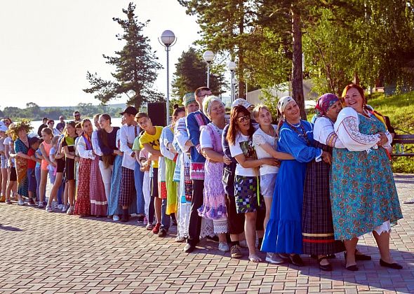 В фольклорном коллективе краснотурьинцев учат петь, танцевать, играть и проводить обряды