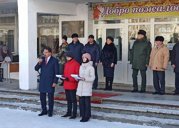 Память горожан, павших в бою, увековечили на стене школы, где они учились