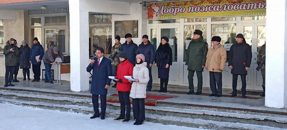 Память горожан, павших в бою, увековечили на стене школы, где они учились