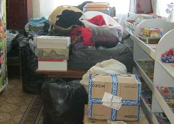 Для нуждающихся жителей Рудничного за месяц собрали 60 мешков с одеждой