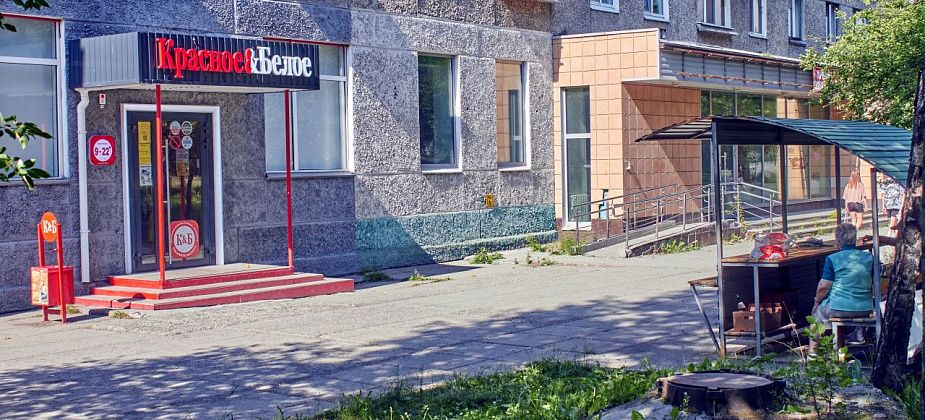 Краснотурьинцы пожаловались на шумные компании у магазина “Красное&Белое”
