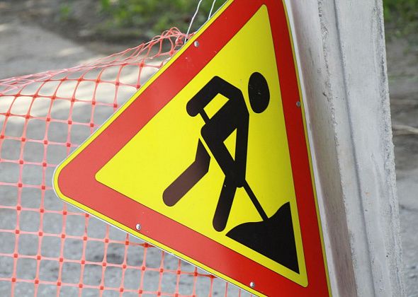 Перекрывают движение через перекресток улиц Клубная и Октябрьская