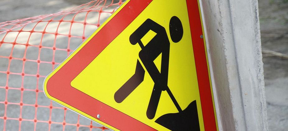 Перекрывают движение через перекресток улиц Клубная и Октябрьская