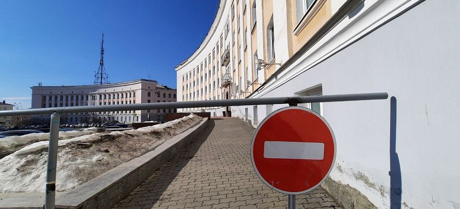 У здания мэрии Краснотурьинска рушится карниз. Власти выставили ограждения