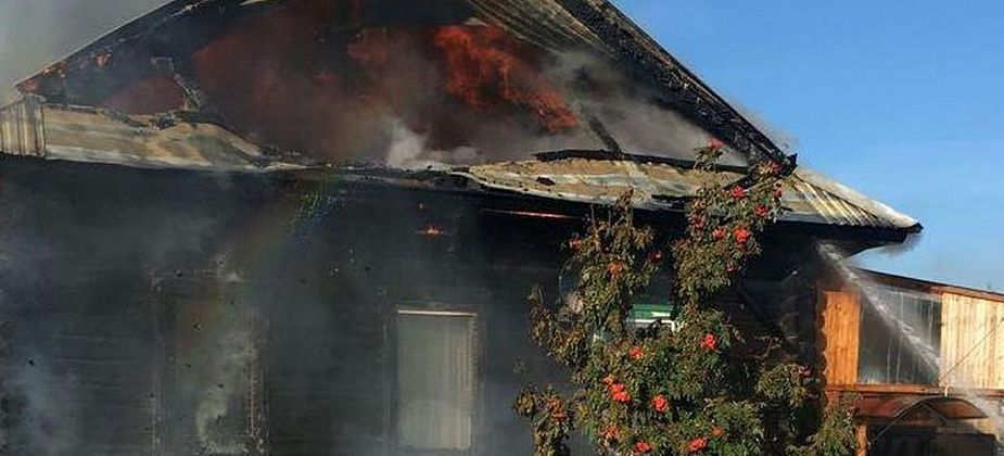 В поселке Рудничный загорелся дом 