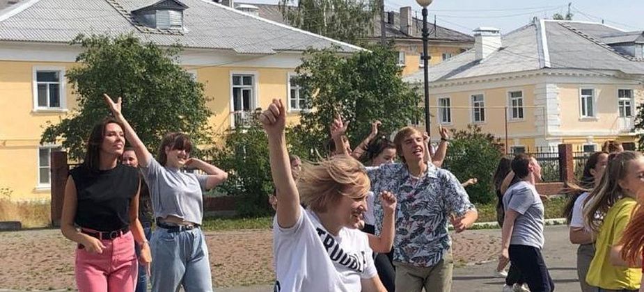 Танцуют все! Певица Юлия Беккер презентовала видео на летнюю песню “Звездопадами”