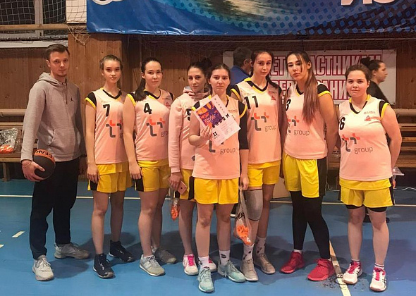 Баскетболистки школы № 32 завоевали "серебро" на окружных соревнованиях