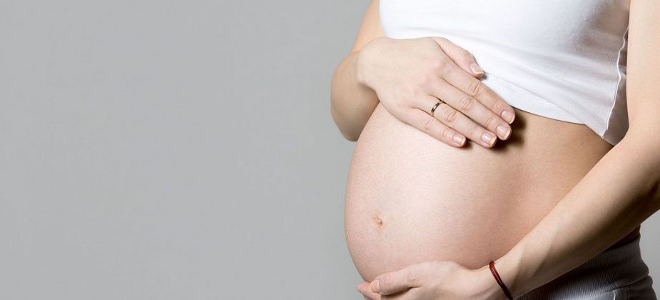 Горожанин пнул беременную жену в живот, она его простила