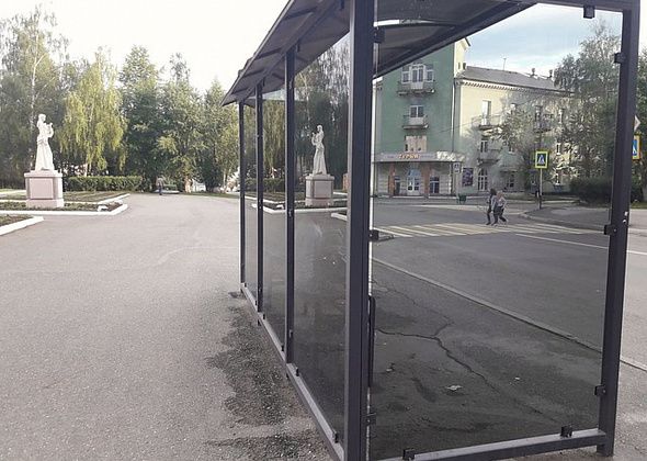 На остановке восстановили разрушенные вандалами стекла. Нарушителей пока ищут