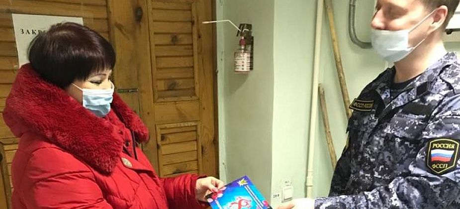 Судебные приставы Краснотурьинска поздравили открытками посетительниц