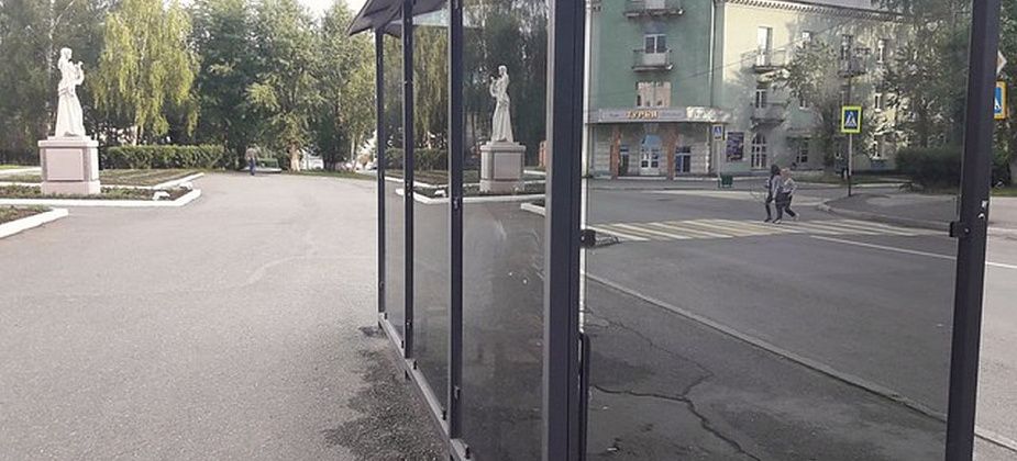 На остановке восстановили разрушенные вандалами стекла. Нарушителей пока ищут