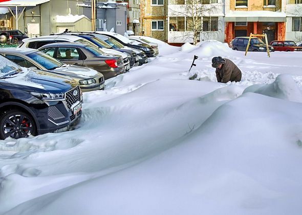 «Таять начнет — все будет лед». Жители дома по улице Ленина недовольны, как двор чистили от снега