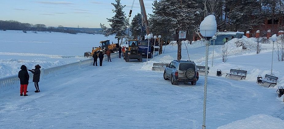 Во время подготовки крещенской иордани под лед ушел погрузчик