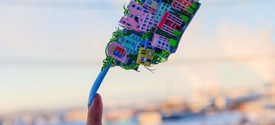 Горожанка изобразила Краснотурьинск на... 19-сантиметровом ногте