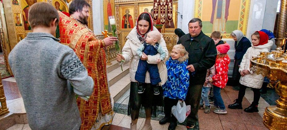 Прихожанкам подарили 200 роз 