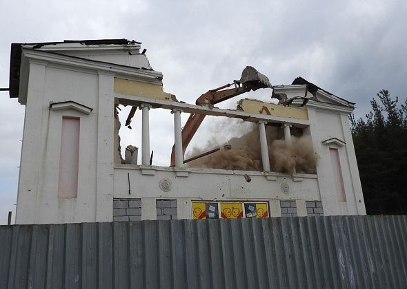 В Карпинске снесли здание бывшего кинотеатра "Урал"