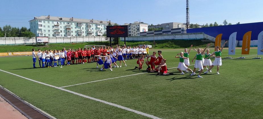 Масштабную праздничную программу Дня металлурга в Краснотурьинске открыл детский футбольный турнир