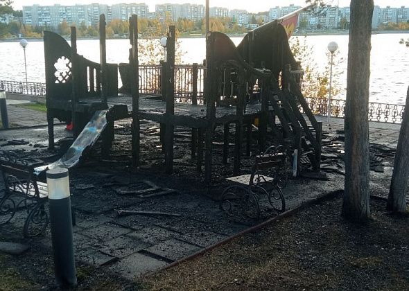 В Краснотурьинске сгорела детская площадка на благоустроенной набережной 