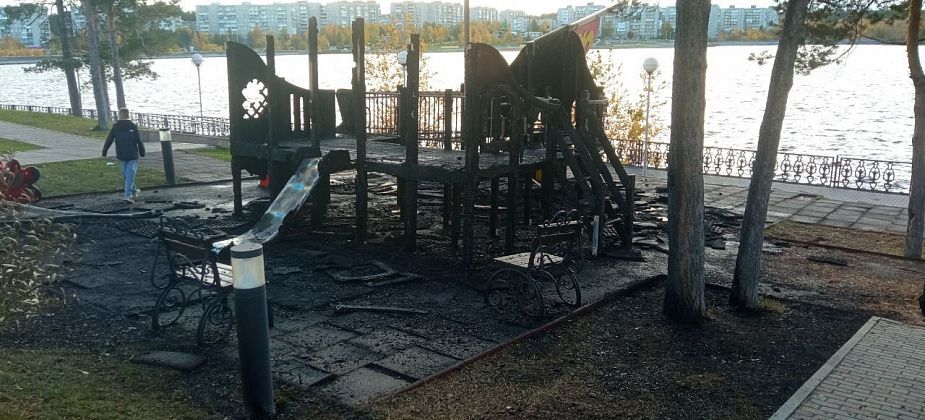 В Краснотурьинске сгорела детская площадка на благоустроенной набережной 