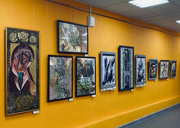 “Ни дня без петельки”: в Президент-зале открылась выставка екатеринбургской художницы