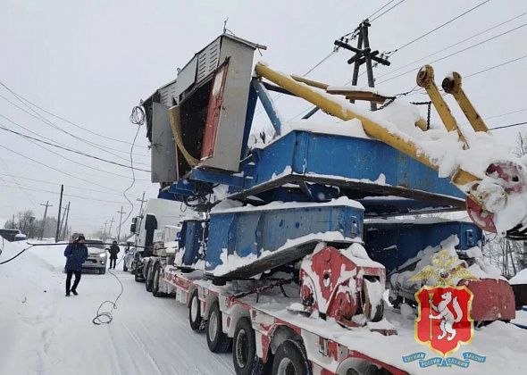В Краснотурьинске грузовик оборвал провода, обесточив 15 домов