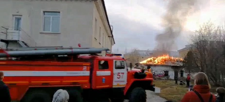 Возле женской консультации вспыхнула «заброшка»