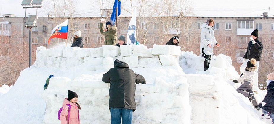 Православные отметили Прощеное воскресенье фехтованием, захватом крепости, чаепитием