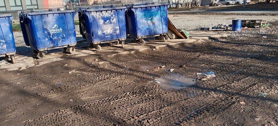 «Школу построили, а грязь осталась»: жители улицы Ленина не могут вынести мусор, не замарав обувь