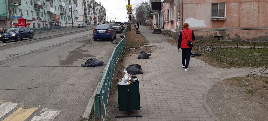 Мешки с мусором, что собрали на субботниках, не вывозят больше недели