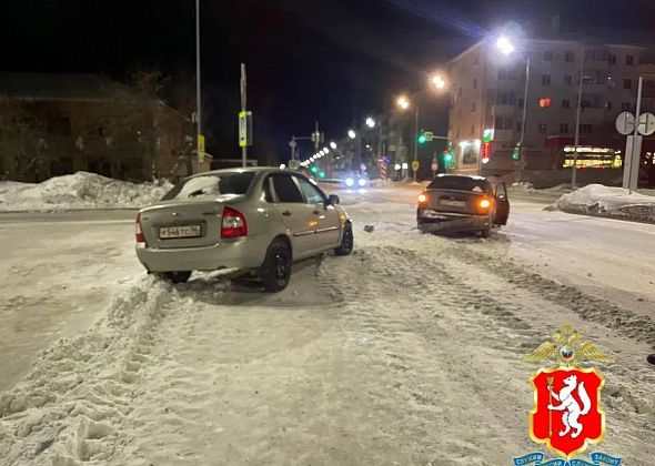 Четверо несовершеннолетних находились в машине, попавшей в ДТП на перекрестке