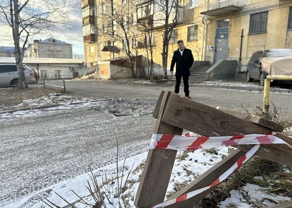 «Бочка с порохом во дворе»: житель Краснотурьинска опасается, что из-за ям в асфальте может пострадать автомобиль