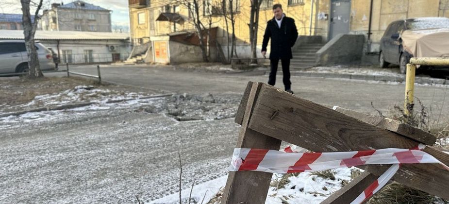 «Бочка с порохом во дворе»: житель Краснотурьинска опасается, что из-за ям в асфальте может пострадать автомобиль