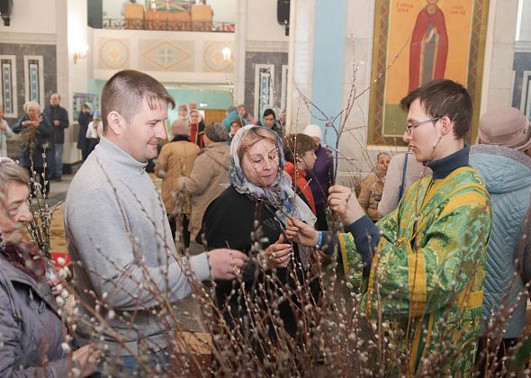 В Краснотурьинске освятили веточки вербы 