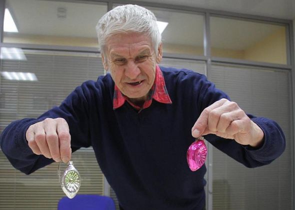 “Я принес вам свое детство”. Историк-краевед рассказывает о семейных елочных украшениях