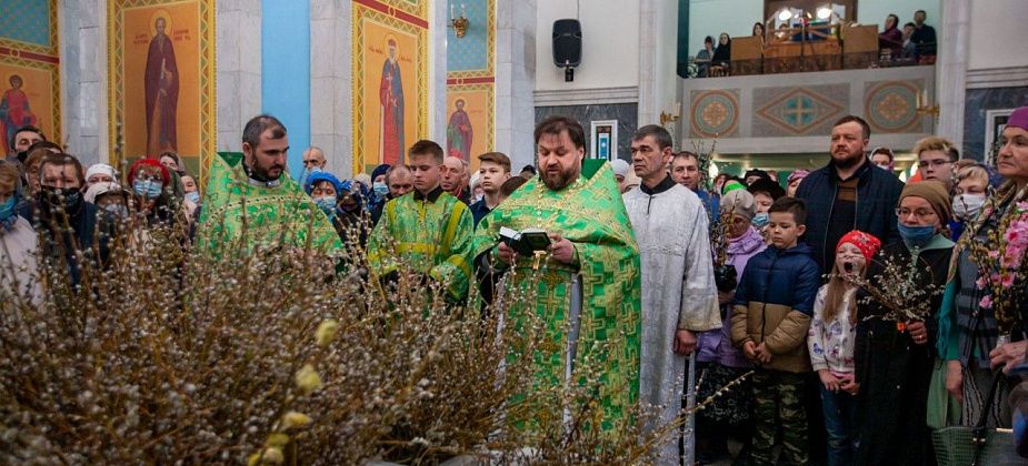 В Соборе Максима Исповедника освятили и раздали девять ведер вербных веточек