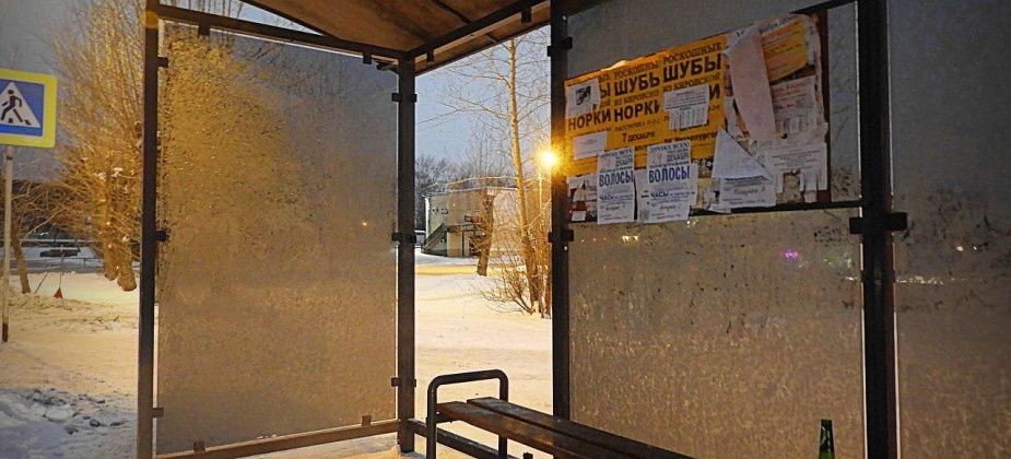 На остановке в Заречном районе установили стекло, правда, только одно