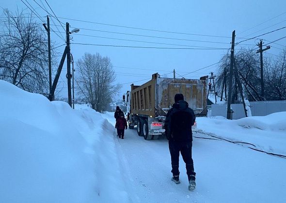 «Дорога опасная. Страшно ходить!» Жители Попова и Коммунальной просят вывезти снег с обочин