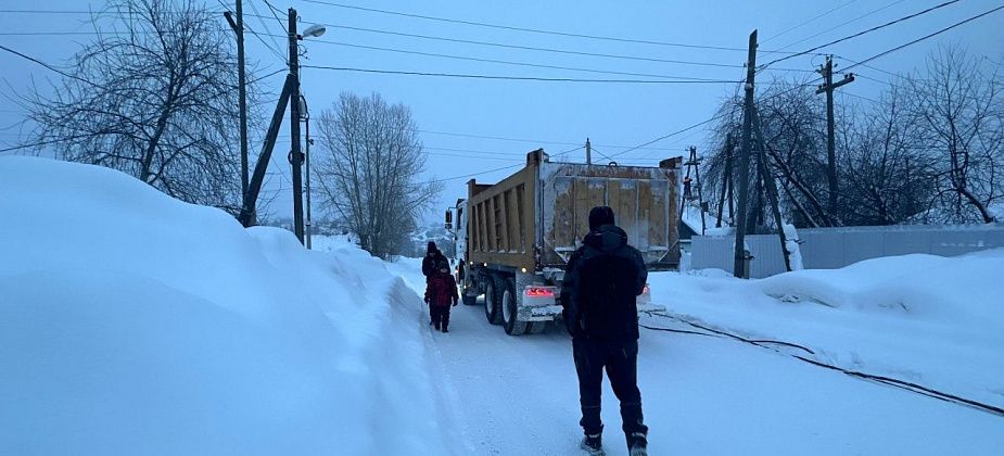«Дорога опасная. Страшно ходить!» Жители Попова и Коммунальной просят вывезти снег с обочин