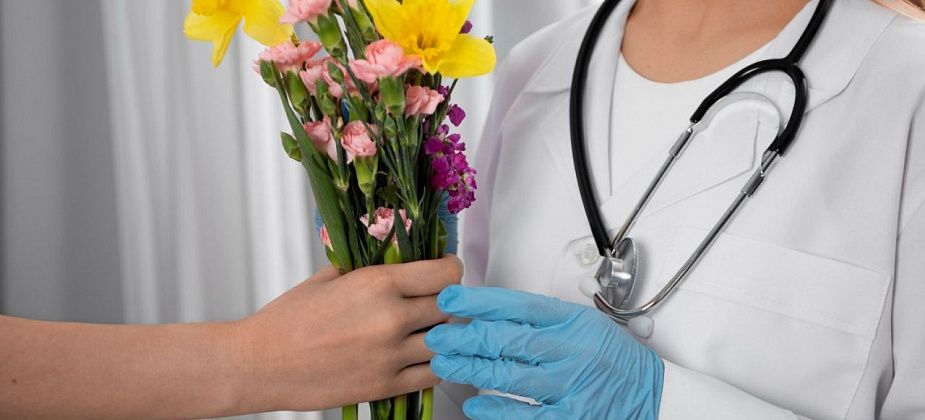 Жительница Медной Шахты поздравляет медработника с 8 Марта