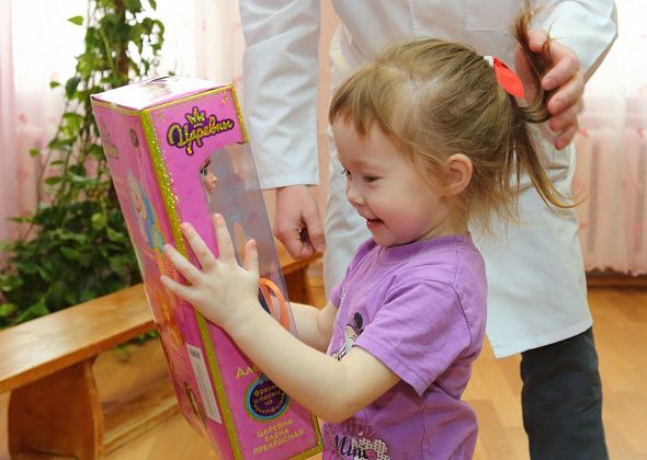 Промышленники Краснотурьинска подарили детям из противотуберкулезного диспансера новогоднюю сказку