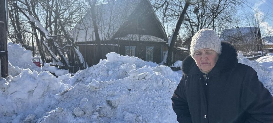 «Город вылизывают, а поселки пусть топит?». Пенсионерка из Рудничного жалуется, что сугробы растут