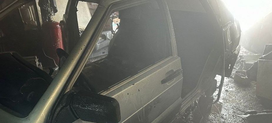 На Рудничном добровольцы и пожарные смогли отстоять от пожара гаражи 
