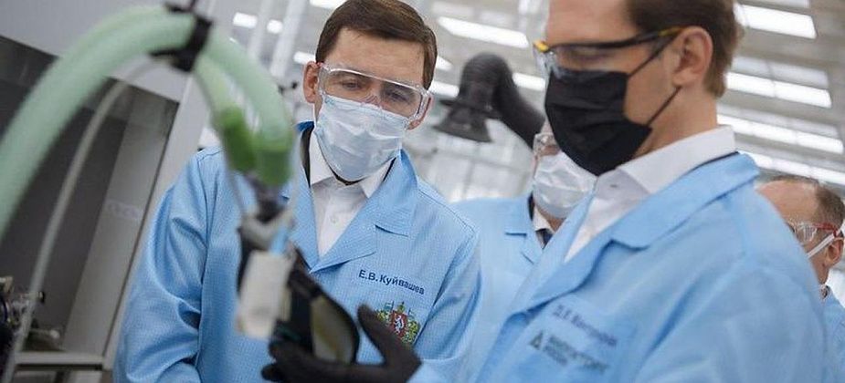 Денис Мантуров и Евгений Куйвашев оценили потенциал свердловских производителей ИВЛ 