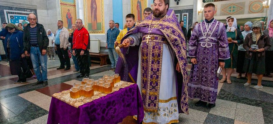 В Краснотурьинске можно освятить мед
