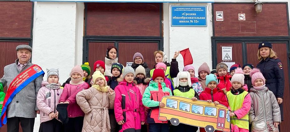 Для школьников провели пешеходную экскурсию. В ней участвовал Почетный гражданин Краснотурьинска