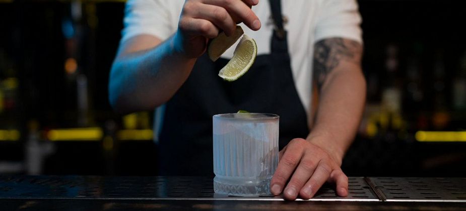 Пьяный краснотурьинец решил встать за стойку в кафе аэропорта Сургута. Мужчину задержали полицейские