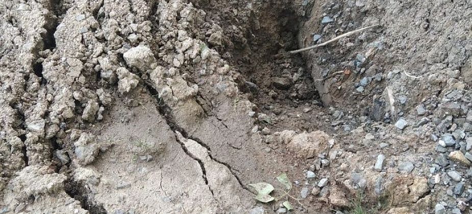 На Рудничном после капремонта рядом с домом образовалась яма 