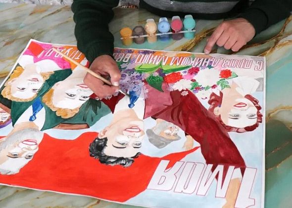 В краснотурьинской колонии рисуют праздничные плакаты к 1 Мая