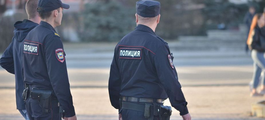 Нетрезвая мать двоих детей хватала сотрудницу полиции за одежду и ругалась