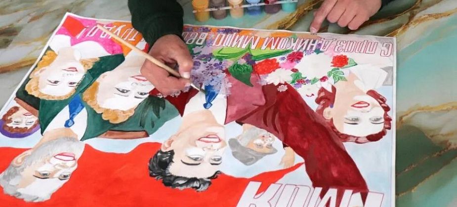 В краснотурьинской колонии рисуют праздничные плакаты к 1 Мая